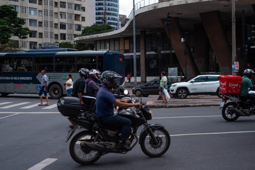 Atenção ao velocímetro: respeitar o limite de velocidade ajuda a proteger vidas