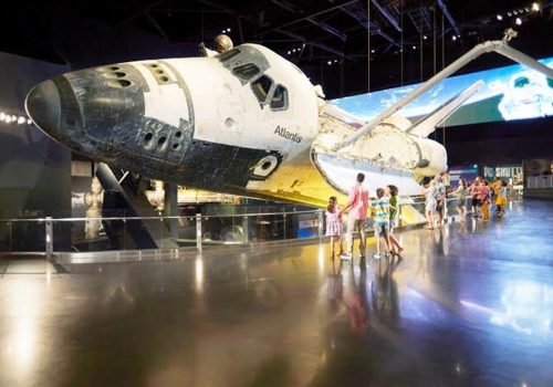 No Kennedy Space Center Visitor Complex, visitantes de todas as idades podem viver experiências imersivas que aproximam o público das grandes conquistas da NASA