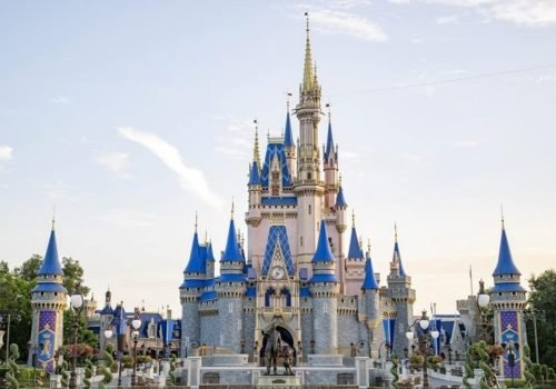 Disney faturou mais de US$ 3 bilhões com ingressos para parques temáticos, além de US$ 2,5 bilhões com resorts