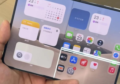 Os iPhones Duo afetados pelo problema apresentam linhas de pixels brancos no canto inferior direito da tela interna. Foto:  gloss/MacRumors Forums/Reprodução