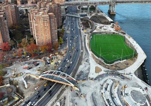 © NYCDDC
                          Defesas contra inundações são construídas no lado leste da Ilha de Manhattan, às margens do East River, na cidade de Nova York.