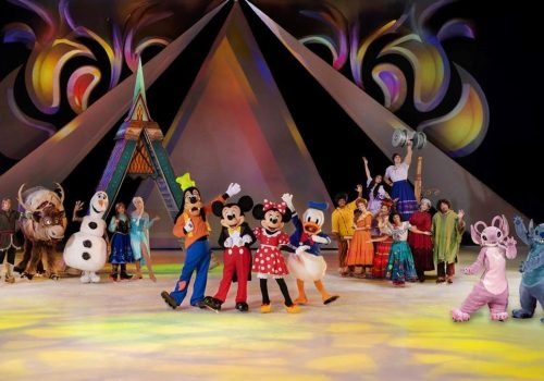 O Disney On Ice: Festa em Família celebra os laços que unem pais, filhos, irmãos, avós e amigos por meio de histórias que atravessam gerações