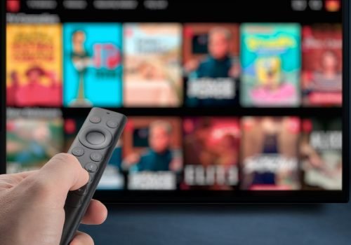 O antes e o depois de uma das criações de sistema operacional de Smart TV com IA. Foto:  gathint/X/Reprodução
