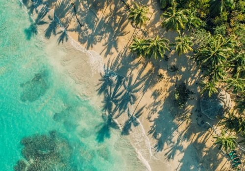 Cercada por praias douradas, coqueirais, montanhas, lagoas e áreas naturais protegidas, Miches oferece ao viajante de hoje algo cada vez mais valioso: espaço, autenticidade e uma conexão mais profunda com o destino