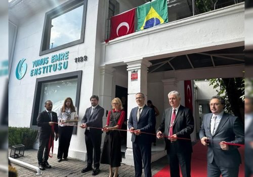 Cerimônia contou com a participação de representantes diplomáticos, autoridades turcas e membros da comunidade e imprensa local