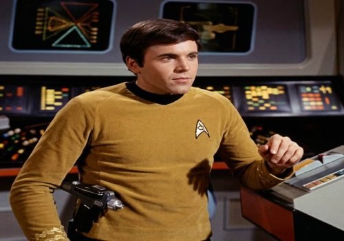 Intérprete de Chekov, Walter Koenig participou de 36 episódios de Star Trek e sete filmes, além de atuar na série Babylon 5. - Imagem criada por inteligência artificial: Gemini/Olhar Digital