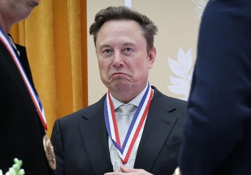 WASHINGTON, DC - OCTOBER 08: Tesla and SpaceX CEO Elon Musk (C) reacts after being awarded the National Medal of Science during the Golden Age of American Innovation Summit at the Institute of Peace on October 08, 2026 in Washington, DC. Trump awarded some of the nation's highest scientific honors to technology leaders including Elon Musk, Sergey Brin, Jensen Huang, Lisa Su, Michael Dell, and Satya Nadella.   Win McNamee/Getty Images/AFP (Photo by WIN MCNAMEE / GETTY IMAGES NORTH AMERICA / Getty Images via AFP) Foto:  Win Mcnamee/WIN MCNAMEE