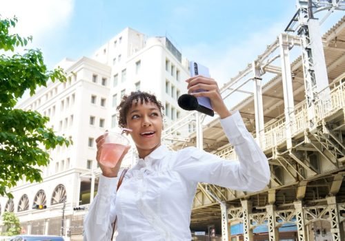 O novo microfone da Sony se conecta ao smartphone via porta USB-C. Foto:  Sony/Divulgação