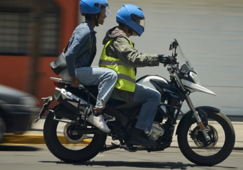 O preço único de R$ 4,98 vale para as corridas de moto de até 3 km de distância. Foto:  Uber/Divulgação