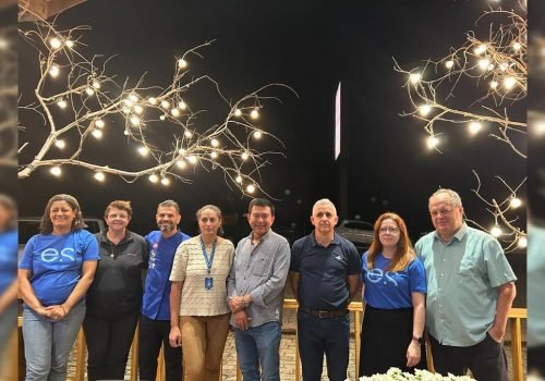 Pedro Rigo, superintendente do Sebrae-ES, com representantes de hotéis e atrações do Espírito Santo