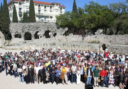 Participantes da gincana e do Rendez Vous en France posam na Arena de Cimiez em Nice