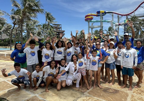 Crianças se divertem no Beach Park (CE)