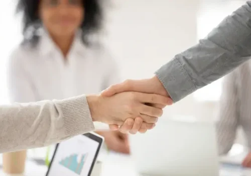 business-partners-handshaking-at-group-meeting-making-project-investment-closeup_p34817_thumb_resize.webp