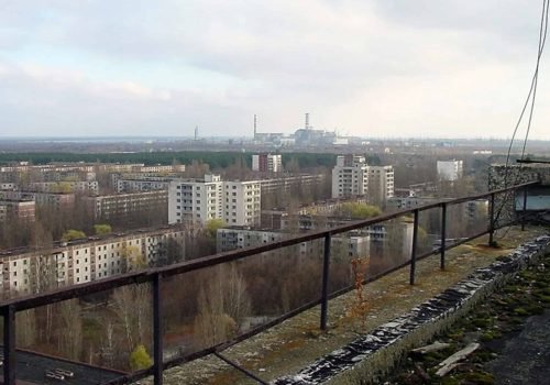 Cidade de Pripyat, com as instalações de Chernobyl visíveis ao fundo - Imagem: Wikimedia Commons