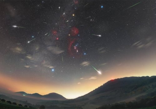 Meteoros da chuva Oriônidas riscam o céu estrelado sobre as montanhas no leste da Eslováquia. A imagem composta reúne rastros de luz capturados entre 2015 e 2022, que parecem surgir da constelação de Órion, emoldurados pela Via Láctea. - Crédito: Petr Horalek / Instituto de Física em Opava via APOD/NASA