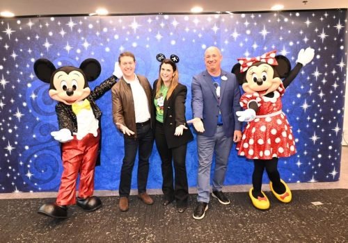 Daniel Bicudo e Giulliana Mesquita, da Azul, com Alexander Haim, da Disney