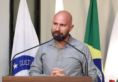 A reportagem apurou extraoficialmente que Cristiano Motolink é o vereador citado na representação. Parlamentar afirma que não foi notificado formalmente e prefere não comentar o caso neste momento
