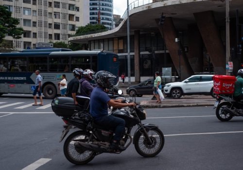 Atenção ao velocímetro: respeitar o limite de velocidade ajuda a proteger vidas