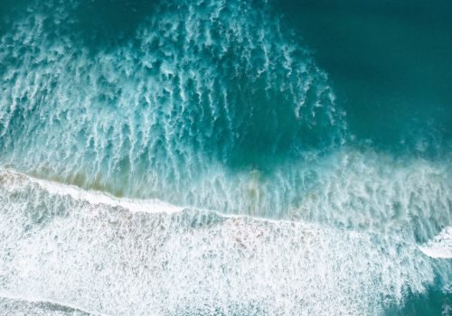 Ondas do oceano vistas de cima - Imagem: nzalexgilbert/Shutterstock